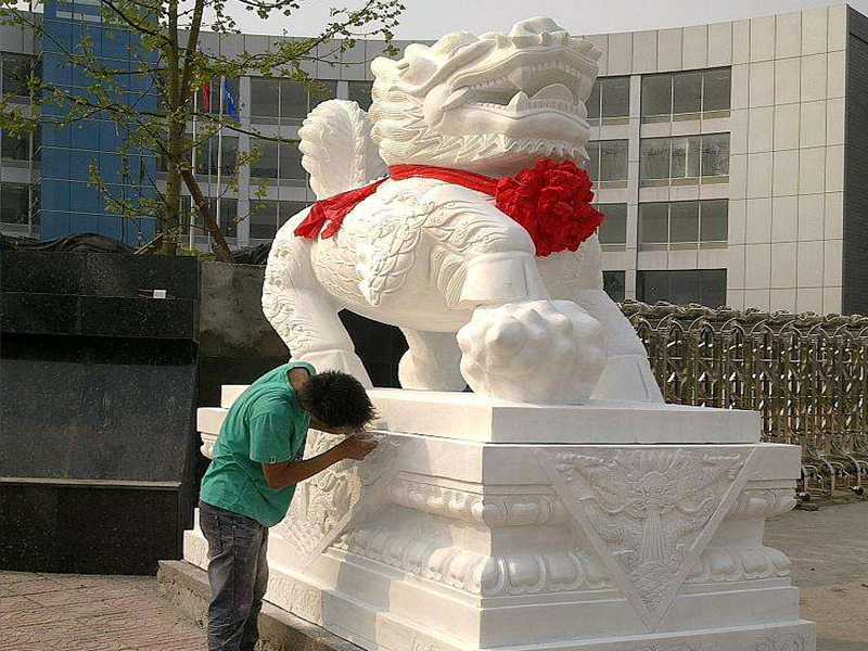 脚踩绣球的石雕麒麟