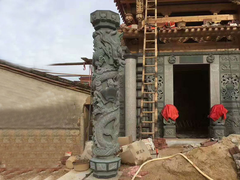 复古式的石龙柱