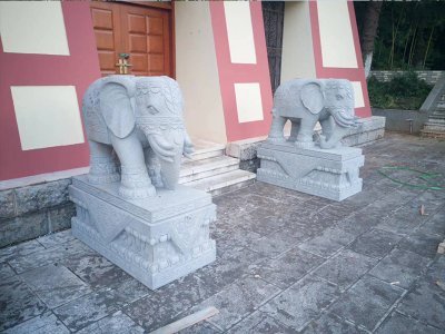 门前石大象
