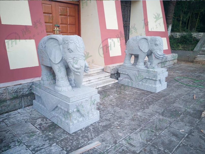 门前石大象