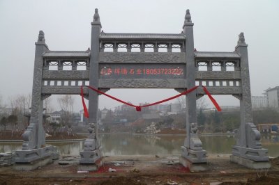 公园石牌坊施工中