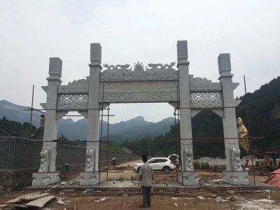 景区三门石牌坊