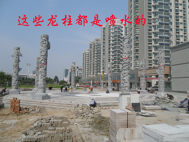 广场青石龙柱