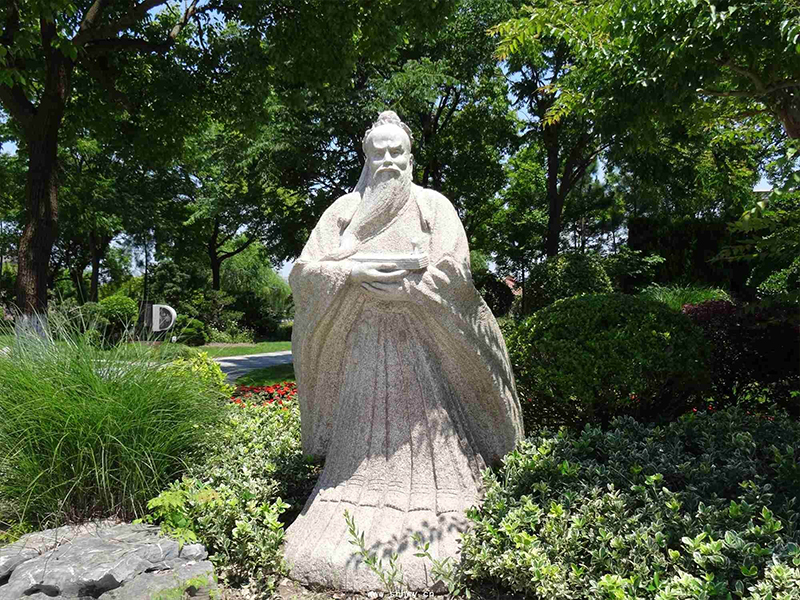 公园石雕孔子像