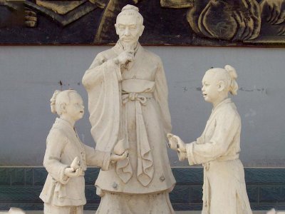 孔融让梨石雕像