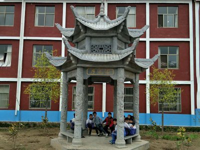 校园双层石凉亭