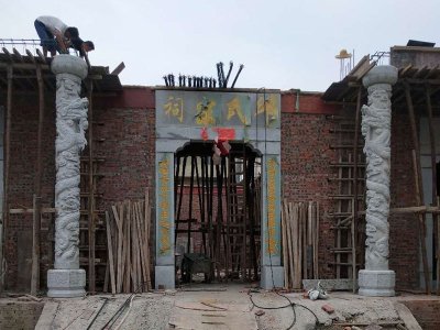 宗祠前石龙柱安装