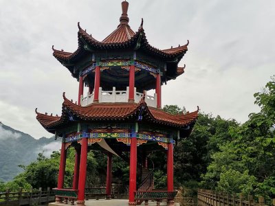 风景区山腰处双层石凉亭