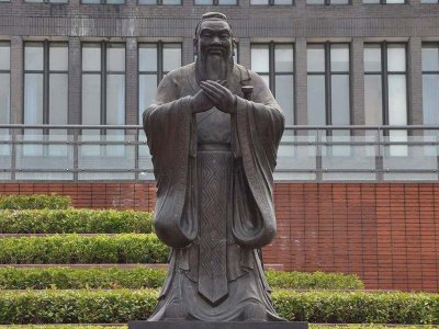 大学内石雕孔子像