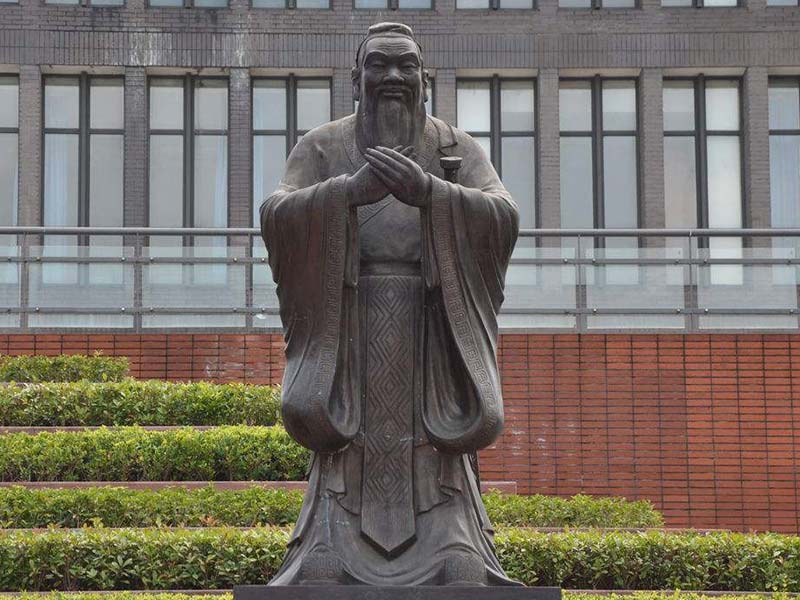 大学内石雕孔子像