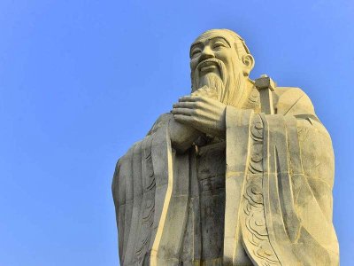 孔子双手合十像