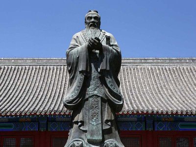 景区内石雕孔子站像