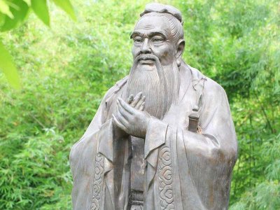 石雕孔子像细节展示图