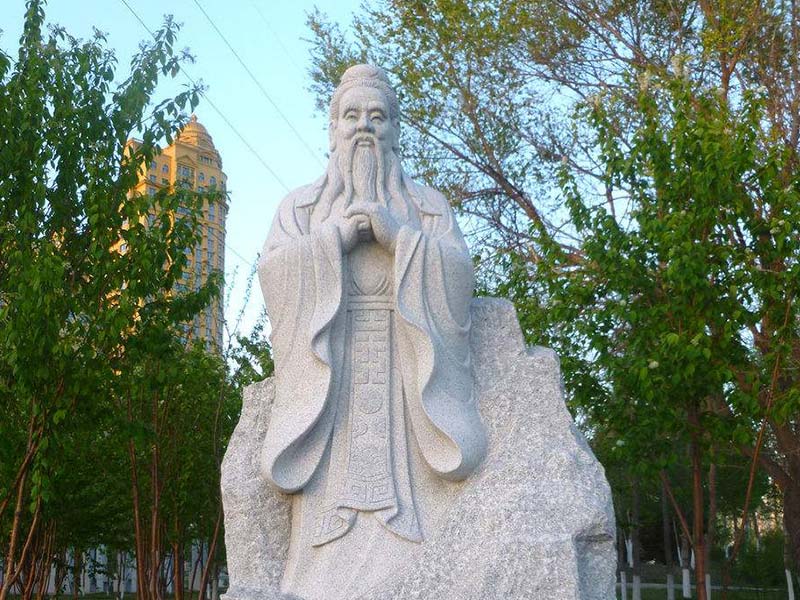 石雕孔子站像