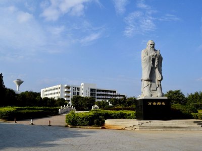 万世师表石雕孔子像