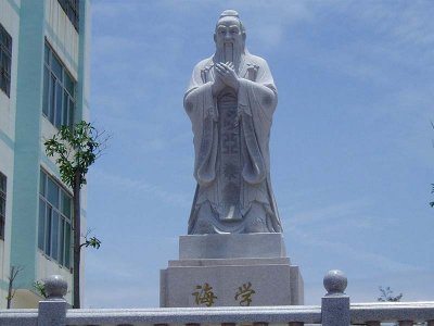 学校内石雕孔子像