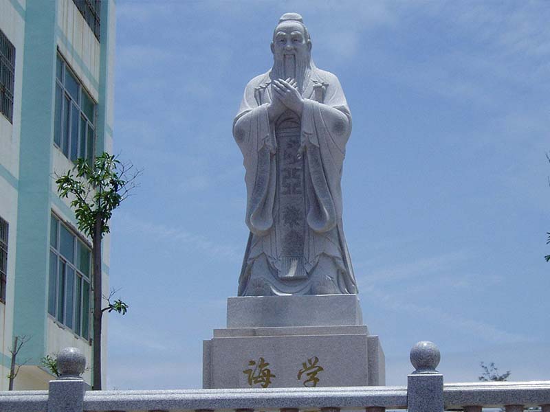 学校内石雕孔子像