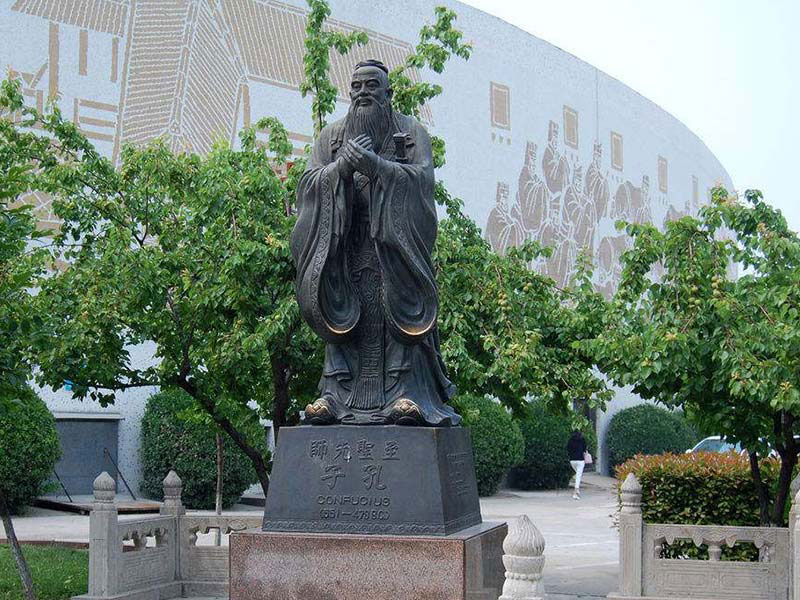 至圣先师石雕像